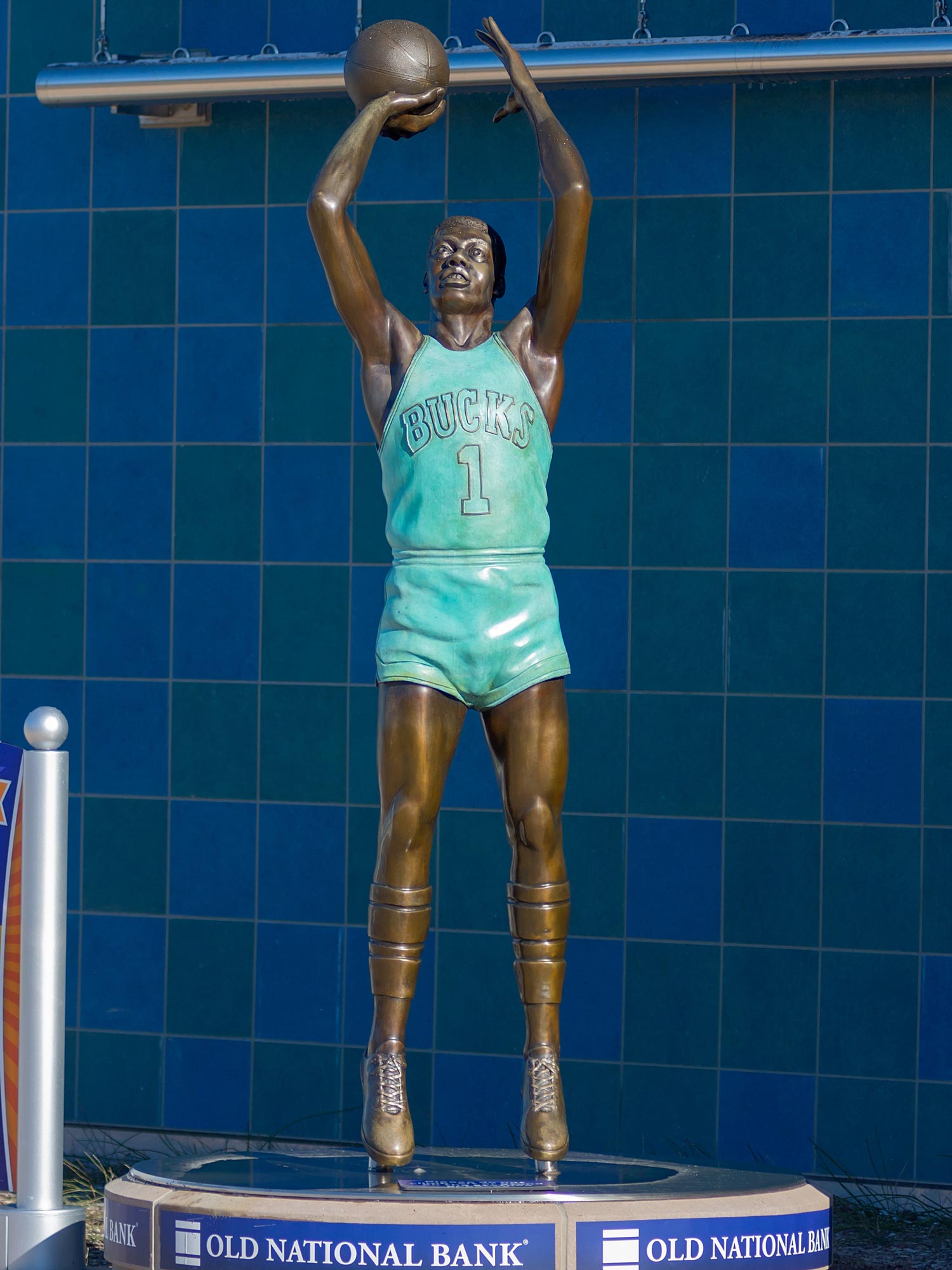 Statue of Oscar Robertson.
