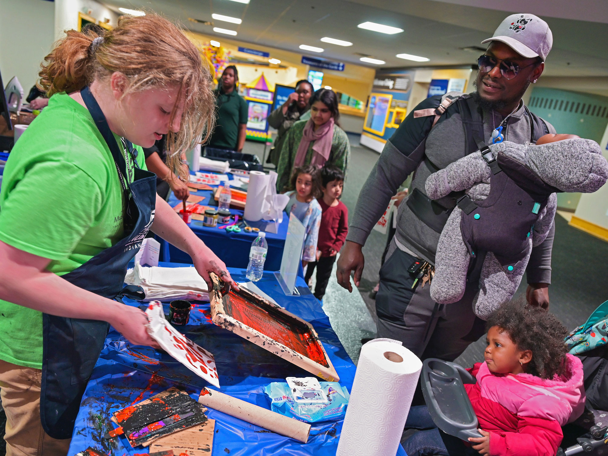 Family participating in an activity during a free day at the museu.