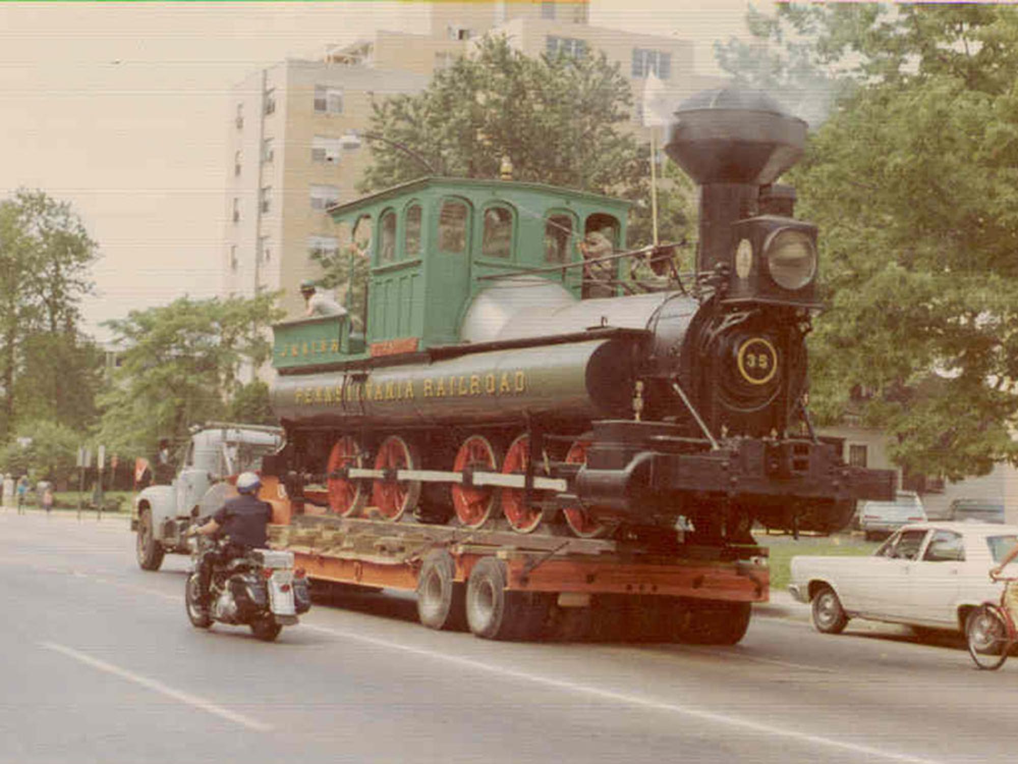 Historical photo of the Reuben Wells parade to The Children's Museum of Indianapolis