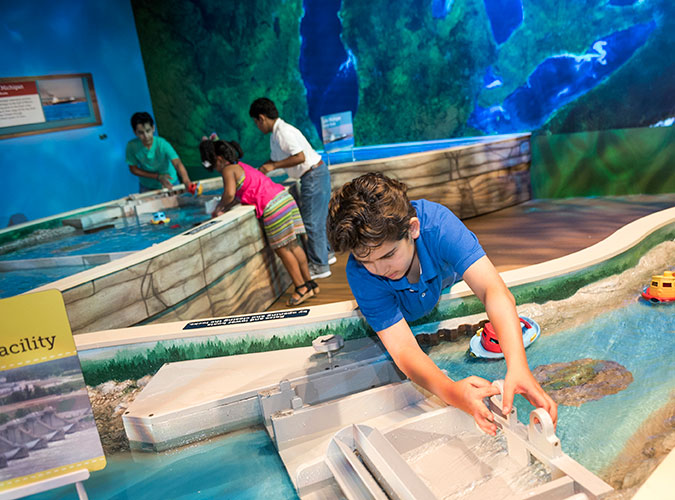 Children playing with the ScienceWorks water table at The Children's Museum of Indianapolis